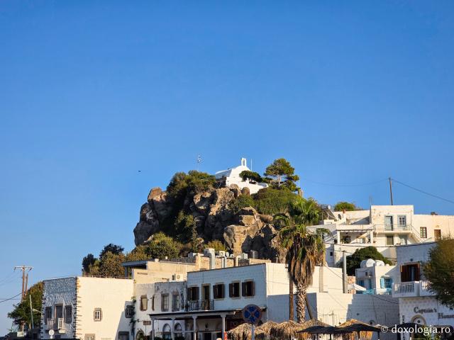 Paraclisul închinat Sfintei Mucenițe Paraschevi, bisericuța de pe stâncă din Skala, Insula Patmos / Foto: Magda Buftea Paraclisul închinat Sfintei Mucenițe Paraschevi, bisericuța de pe stâncă din Skala, Insula Patmos