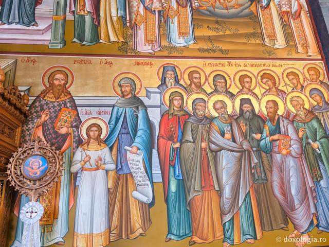 Clipe de răgaz în fața frescelor din biserica principală a Mănăstirii Sfântului Cuvios Sava cel Nou din Kalymnos / Foto: Magda Buftea Clipe de răgaz în fața frescelor din biserica principală a Mănăstirii Sfântului Cuvios Sava cel Nou din Kalymnos