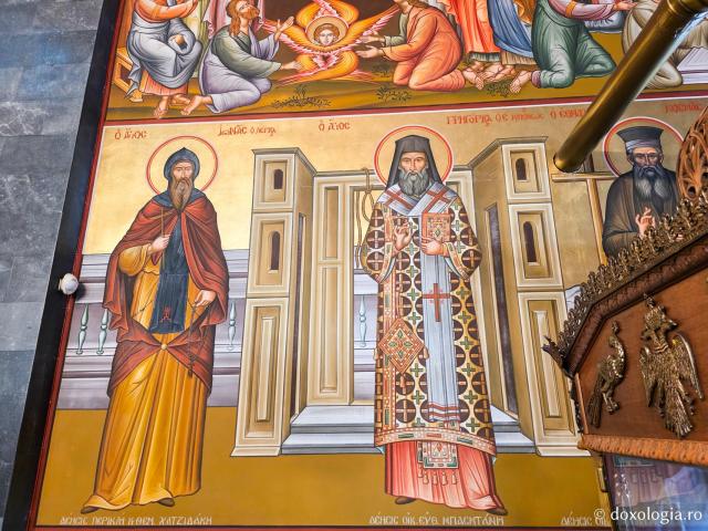 Clipe de răgaz în fața frescelor din biserica principală a Mănăstirii Sfântului Cuvios Sava cel Nou din Kalymnos / Foto: Magda Buftea Clipe de răgaz în fața frescelor din biserica principală a Mănăstirii Sfântului Cuvios Sava cel Nou din Kalymnos