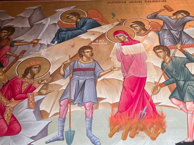 Clipe de răgaz în fața frescelor din biserica principală a Mănăstirii Sfântului Cuvios Sava cel Nou din Kalymnos / Foto: Magda Buftea Clipe de răgaz în fața frescelor din biserica principală a Mănăstirii Sfântului Cuvios Sava cel Nou din Kalymnos