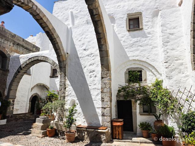 Mănăstirea „Sfântul Ioan Teologul” din Insula Patmos, considerată cea mai importantă mănăstire de la Marea Egee / Foto: Magda Buftea Mănăstirea „Sfântul Ioan Teologul” din Insula Patmos, considerată cea mai importantă mănăstire de la Marea Egee