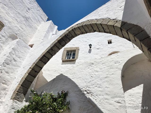 Mănăstirea „Sfântul Ioan Teologul” din Insula Patmos, considerată cea mai importantă mănăstire de la Marea Egee / Foto: Magda Buftea Mănăstirea „Sfântul Ioan Teologul” din Insula Patmos, considerată cea mai importantă mănăstire de la Marea Egee