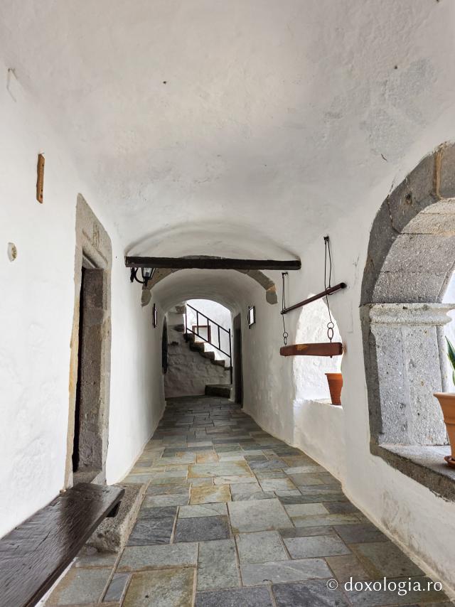 Mănăstirea „Sfântul Ioan Teologul” din Insula Patmos, considerată cea mai importantă mănăstire de la Marea Egee / Foto: Magda Buftea Mănăstirea „Sfântul Ioan Teologul” din Insula Patmos, considerată cea mai importantă mănăstire de la Marea Egee