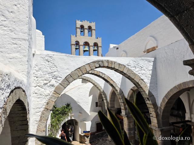 Mănăstirea „Sfântul Ioan Teologul” din Insula Patmos, considerată cea mai importantă mănăstire de la Marea Egee / Foto: Magda Buftea Mănăstirea „Sfântul Ioan Teologul” din Insula Patmos, considerată cea mai importantă mănăstire de la Marea Egee