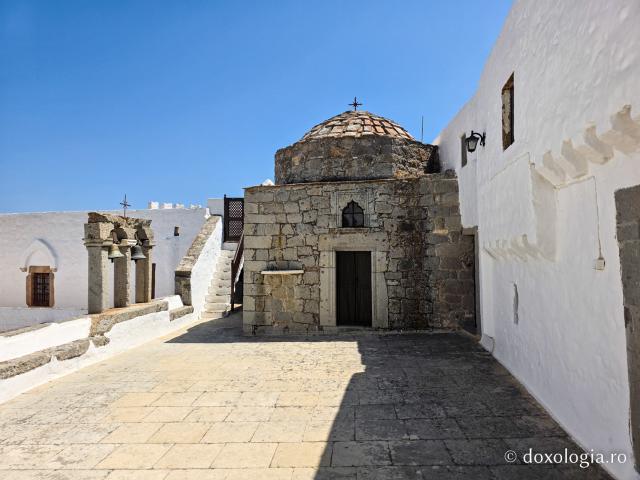 Mănăstirea „Sfântul Ioan Teologul” din Insula Patmos, considerată cea mai importantă mănăstire de la Marea Egee / Foto: Magda Buftea Mănăstirea „Sfântul Ioan Teologul” din Insula Patmos, considerată cea mai importantă mănăstire de la Marea Egee
