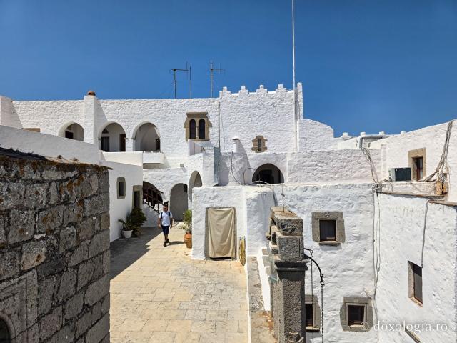 Mănăstirea „Sfântul Ioan Teologul” din Insula Patmos, considerată cea mai importantă mănăstire de la Marea Egee / Foto: Magda Buftea Mănăstirea „Sfântul Ioan Teologul” din Insula Patmos, considerată cea mai importantă mănăstire de la Marea Egee