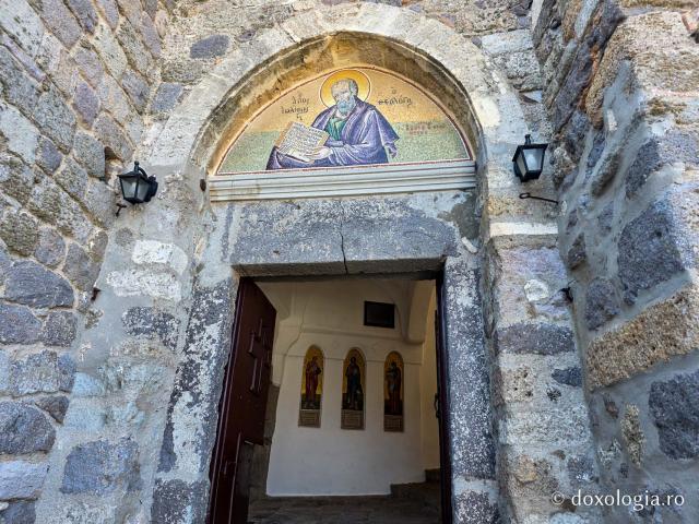 Mănăstirea „Sfântul Ioan Teologul” din Insula Patmos, considerată cea mai importantă mănăstire de la Marea Egee / Foto: Magda Buftea Mănăstirea „Sfântul Ioan Teologul” din Insula Patmos, considerată cea mai importantă mănăstire de la Marea Egee