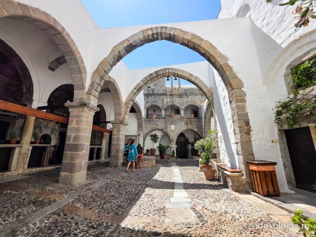 Mănăstirea „Sfântul Ioan Teologul” din Insula Patmos, considerată cea mai importantă mănăstire de la Marea Egee / Foto: Magda Buftea Mănăstirea „Sfântul Ioan Teologul” din Insula Patmos, considerată cea mai importantă mănăstire de la Marea Egee