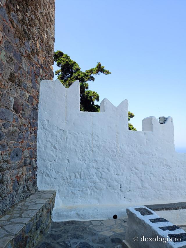 Mănăstirea „Sfântul Ioan Teologul” din Insula Patmos, considerată cea mai importantă mănăstire de la Marea Egee Mănăstirea „Sfântul Ioan Teologul” din Insula Patmos, considerată cea mai importantă mănăstire de la Marea Egee