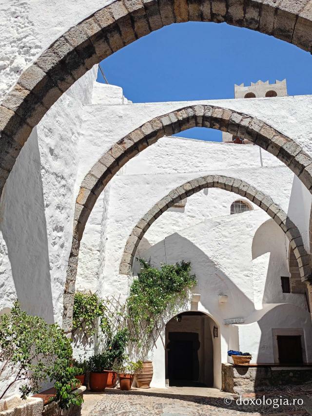 Mănăstirea „Sfântul Ioan Teologul” din Insula Patmos, considerată cea mai importantă mănăstire de la Marea Egee Mănăstirea „Sfântul Ioan Teologul” din Insula Patmos, considerată cea mai importantă mănăstire de la Marea Egee