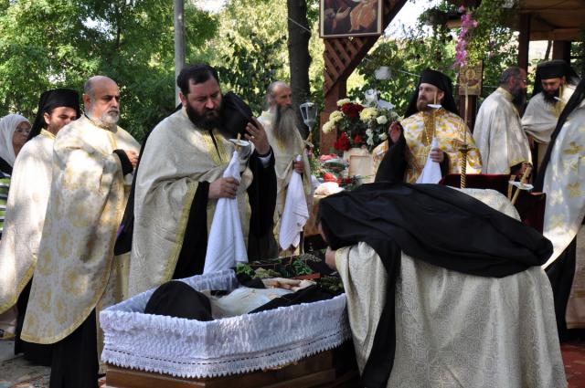 Înmormântarea părintelui Hrisostom Dănilă de la Mănăstirea Bucium