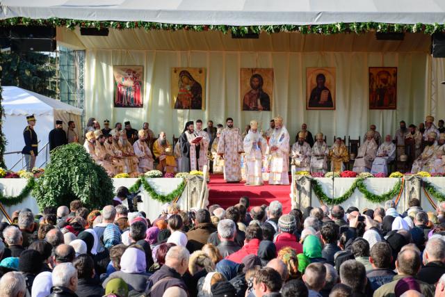 Sfânta Liturghie în ziua de prăznuire a Sfintei Cuvioase Parascheva - galerie FOTO