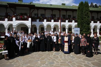 (Video) Liceul Teologic „Sfânta Parascheva” din Agapia a celebrat 30 de ani de la reînființare