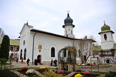 (Video) Mănăstirea Agapia în haine de sărbătoare, de ziua Sfinților Arhangheli Mihail și Gavriil
