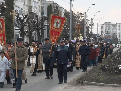 Procesiune dedicată Sfintei Cruci la Onești