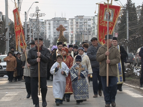 Procesiune dedicată Sfintei Cruci la Onești