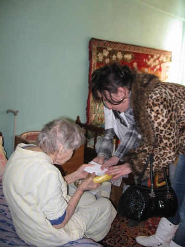 „Alături de o floare şi un zâmbet este şi căldura sufletelor noastre“