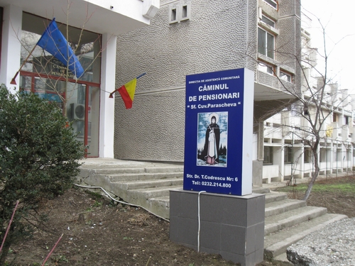 „Alături de o floare şi un zâmbet este şi căldura sufletelor noastre“