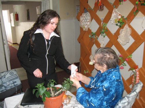 „Alături de o floare şi un zâmbet este şi căldura sufletelor noastre“