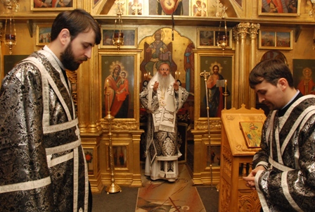 IPS Serafim a slujit în paraclisul Facultății de Teologie din Iași