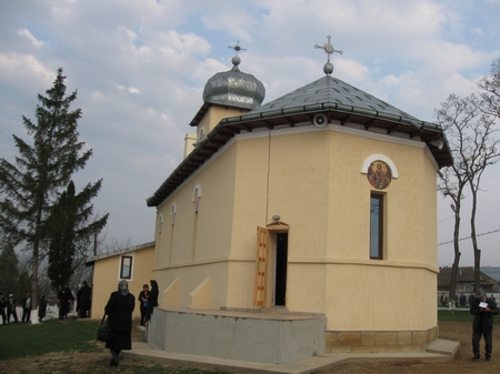IPS Teofan a resfințit biserica parohiei Runcu