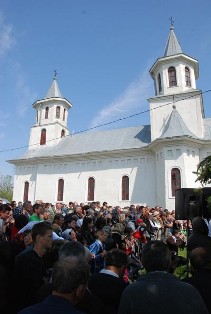 „Prin sărbătoarea de duminică s-au încununat eforturile, jertfa și munca a trei preoți“