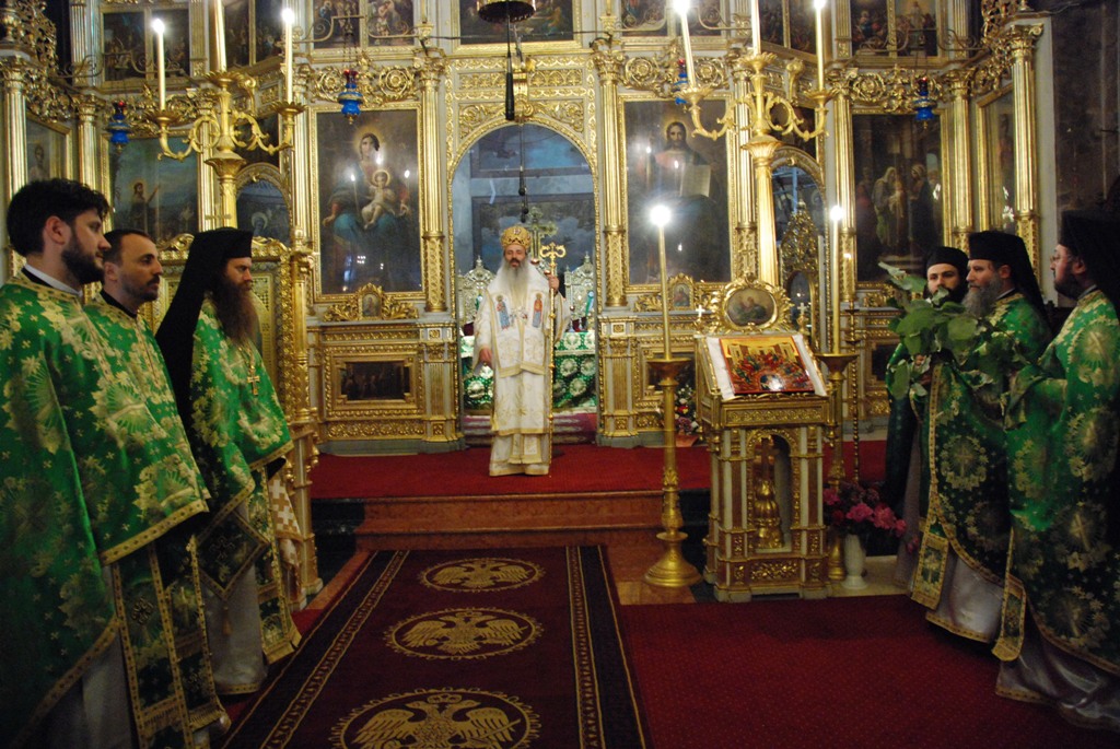 IPS Teofan: „Odată cu Cincizecimea suntem chemați la viața în Hristos prin Duhul Sfânt“