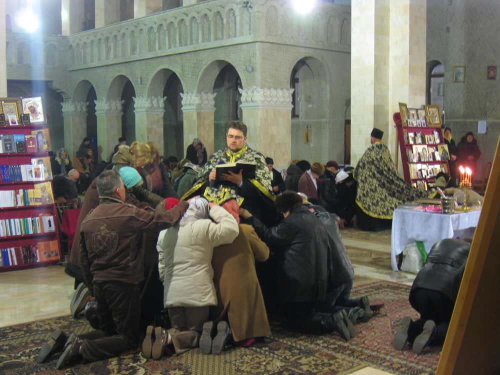 „Preotul și enoriașii săi, trăitori, apărători și mărturisitori ai dreptei credințe“ „Preotul și enoriașii săi, trăitori, apărători și mărturisitori ai dreptei credințe“