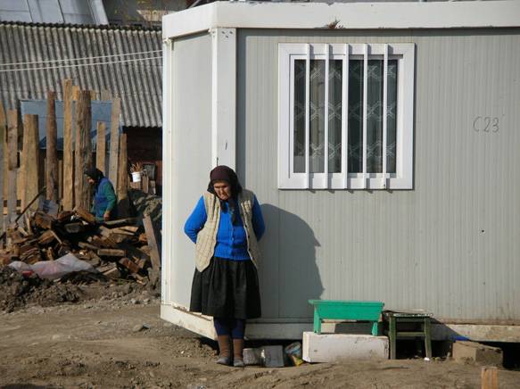 Arhiepiscopia Romanului și Bacăului le construiește case sinistraților