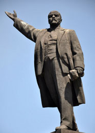 Statuia lui Lenin retopită și folosită pentru statuia unui episcop greco-catolic