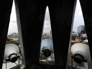 Un american a smuls difuzoarele unei moschei din Indonezia...pe motiv că-l deranjă ascultarea rugăciunilor și a Coranului