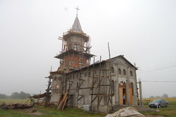 Biserica Sfinților Ioachim și Ana din Rediu-Scobinți în haine de sărbătoare Biserica Sfinților Ioachim și Ana din Rediu-Scobinți în haine de sărbătoare