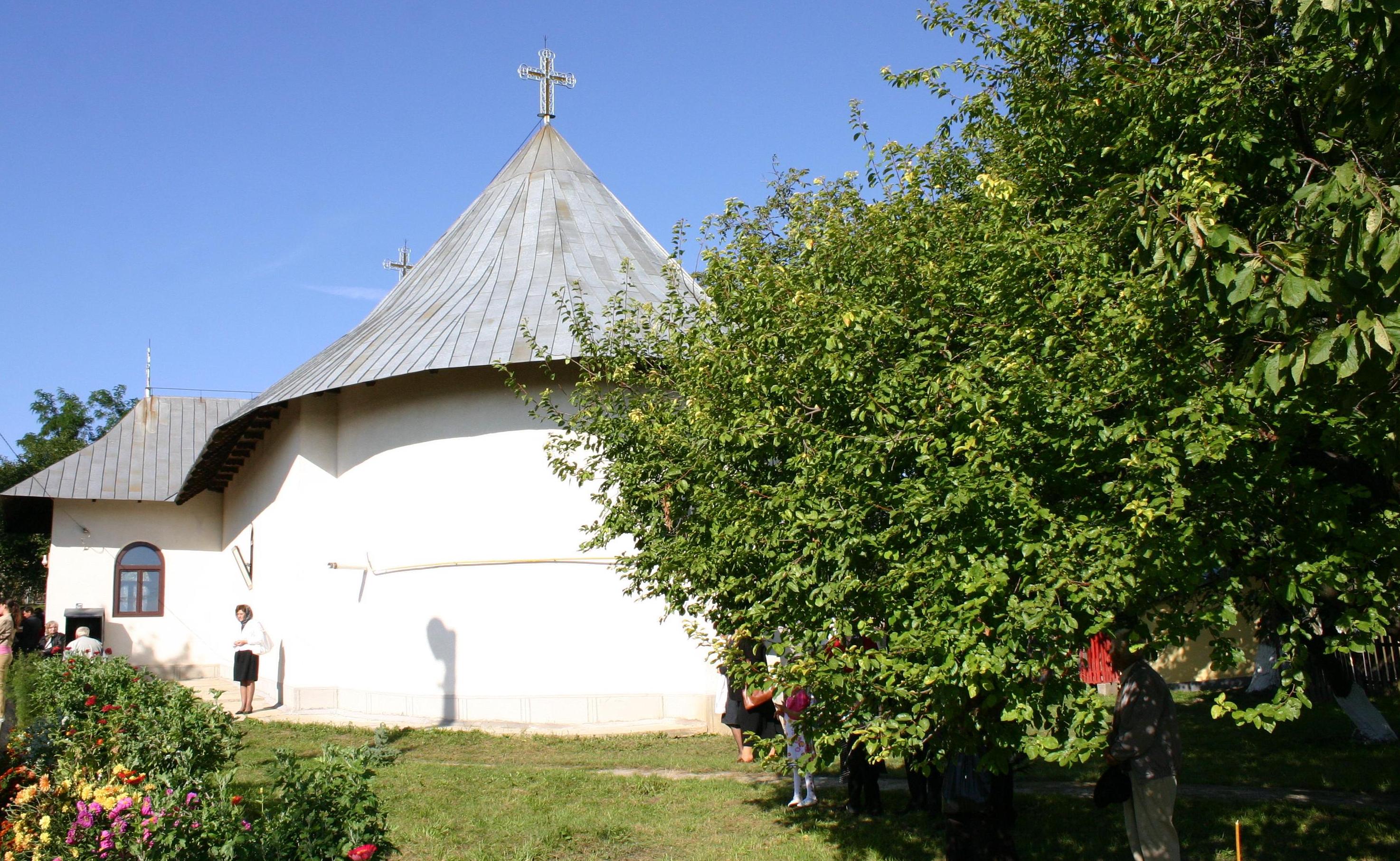 Resfințirea Bisericii „Sfinții Arhangheli Mihail și Gavriil” din comuna Cucuteni