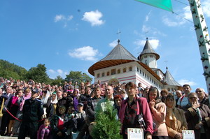 Sfințirea noii biserici a Mănăstirii Pângărați Sfințirea noii biserici a Mănăstirii Pângărați