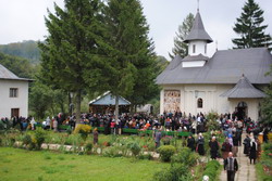 Pelerinii s-au împărtășit de sfințenia Cuviosului Onufrie Pelerinii s-au împărtășit de sfințenia Cuviosului Onufrie