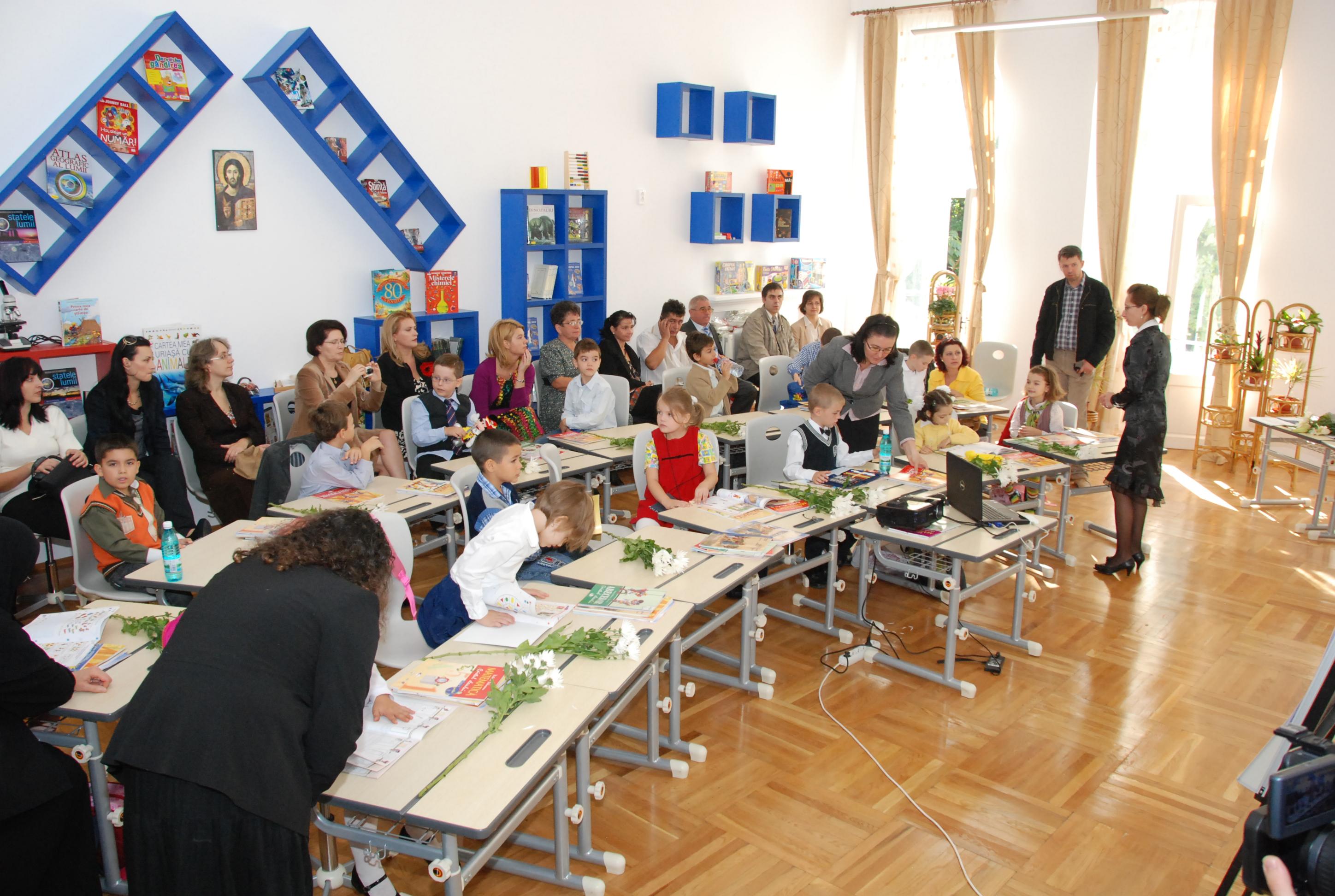 Emoțiile primei zile de curs la Școala „Varlaam Mitropolitul“ Emoțiile primei zile de curs la Școala „Varlaam Mitropolitul“