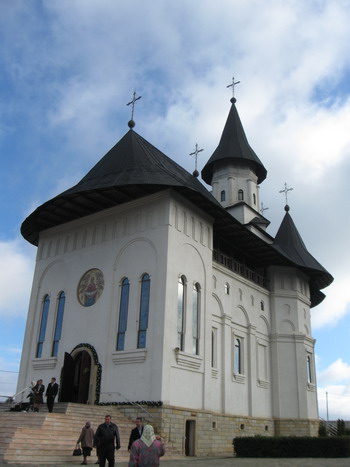 De sărbătoarea Acoperământului Maicii Domnului, pașii pelerinilor s-au îndreptat către Mănăstirea Hadâmbu De sărbătoarea Acoperământului Maicii Domnului, pașii pelerinilor s-au îndreptat către Mănăstirea Hadâmbu