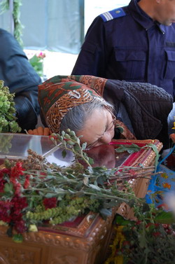 Peste două sute de mii de persoane s-au închinat Sf. Parascheva și Sf. Maxim (2010) Peste două sute de mii de persoane s-au închinat Sf. Parascheva și Sf. Maxim (2010)