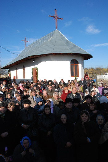 Enoriașii din Bordea se roagă în biserică nouă