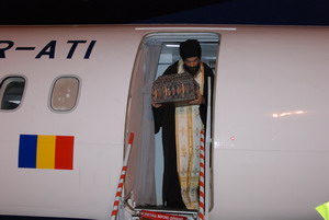 Pelerinii l-au întâmpinat pe Sfântul Maxim cu lumânări aprinse