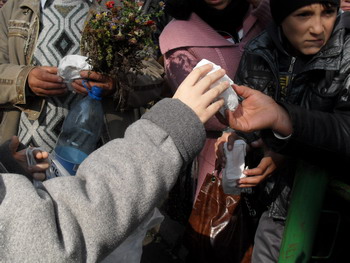 Elevii și-au dăruit cornul și laptele pelerinilor Elevii și-au dăruit cornul și laptele pelerinilor