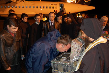 Pelerinii l-au întâmpinat pe Sfântul Maxim cu lumânări aprinse Pelerinii l-au întâmpinat pe Sfântul Maxim cu lumânări aprinse