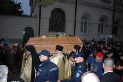 Hramul Sfintei Parascheva, o cruce grea, dar frumoasă pentru slujitorii Catedralei mitropolitane Hramul Sfintei Parascheva, o cruce grea, dar frumoasă pentru slujitorii Catedralei mitropolitane