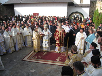 De sărbătoarea Acoperământului Maicii Domnului, pașii pelerinilor s-au îndreptat către Mănăstirea Hadâmbu