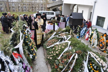 Parastas la mormântul preotului Dragoș Munteanu Parastas la mormântul preotului Dragoș Munteanu