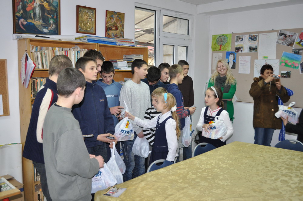 “Elfii lui Moș Crăciun” au ajuns la copiii de la &quot;Familia nostra&quot;