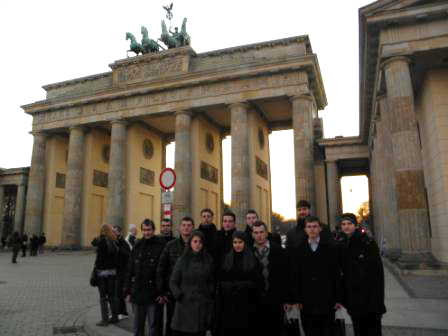 Grup al Seminarului Teologic Liceal Ortodox din Arad participând la derularea proiectului Leonardo da Vinci „Paşi spre mai bine!” Proiectul „Paşi spre mai bine!” al seminariştilor arădeni este în plină desfăşurare