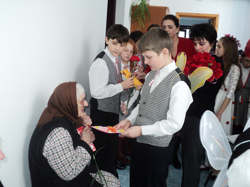 Bătrânele din Aşezământul Hârja au primit flori şi mărţişoare de la elevii Şcolii „Ghiţă Mocanu“ din Oneşti Elevii le-au oferit daruri bătrânilor şi au stat de vorbă cu ei