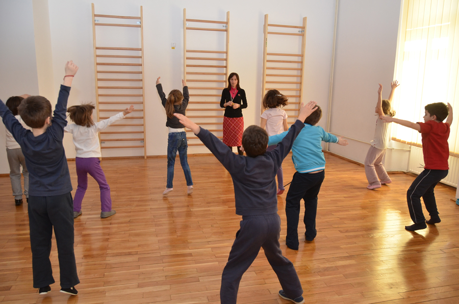 „Învăţăm copiii să atingă bucuria cunoaşterii şi cu inima“