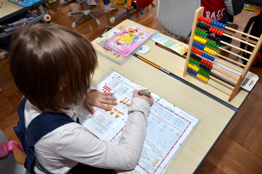 „Învăţăm copiii să atingă bucuria cunoaşterii şi cu inima“